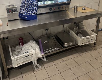 un grand comptoir en acier inoxydable dans une cuisine commerciale