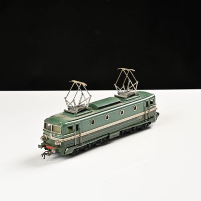 un petit train sur une surface blanche avec un fond noir