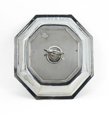 une petite assiette en argent sur laquelle est posé un anneau en argent