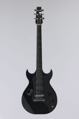une guitare électrique noire suspendue au plafond sur un fond blanc