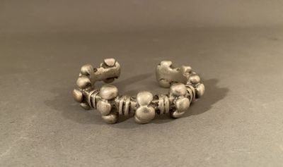 bracelet en argent orné de perles et de perles, sur un fond gris