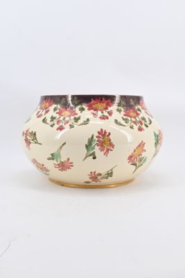 un vase blanc orné d'un motif floral