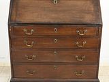 un bureau ancien en bois orné de ferrures en laiton sur le dessus