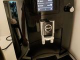 une machine à café posée sur un comptoir