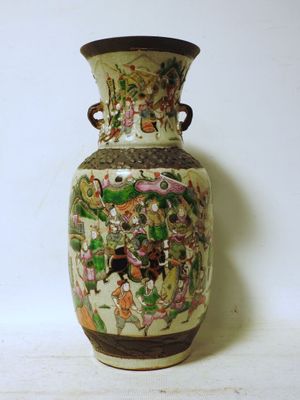 un vase posé sur une table blanche