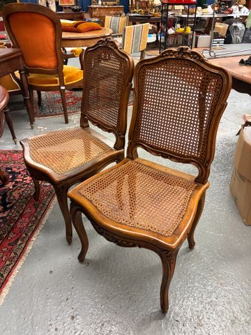 Suite de 6 chaises cannées en noyer. Style Louis XV