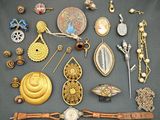 plusieurs types de bijoux différents exposés sur une table