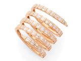 une bague en or rose 18 carats sertie de diamants taille baguette et de diamants