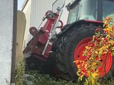 un tracteur garé sur le bord de la route