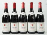 six bouteilles de vin rouge sont alignées