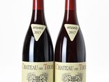 deux bouteilles de vin rouge posées l'une à côté de l'autre sur une surface blanche