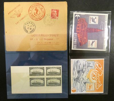 Plusieurs timbres et enveloppes sont exposés sur une table