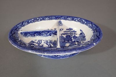Plat ovale en faïence blanc-bleu à décor d'Asie, trois compa…