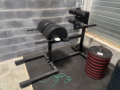 une photo d'un équipement de fitness installé dans un garage