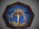 une photo d'une tenture murale décorative représentant un crucifix