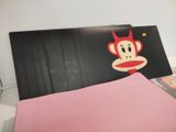 une feuille rose sur laquelle est dessinée une singe