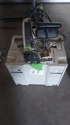 une machine posée sur une boîte