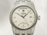 gros plan d'une montre sur fond blanc