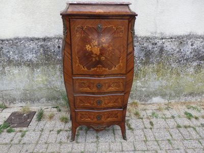 un petit meuble en bois surmonté d'un tiroir
