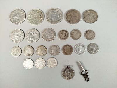 beaucoup de pièces et une clé sur la table