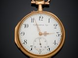 Gros plan sur une montre de poche en or avec des chiffres romains