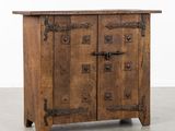 l'image d'une armoire en bois surmontée de deux portes