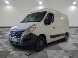 la photo d'une camionnette blanche garée dans une pièce