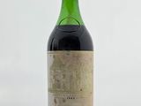 une bouteille de vin posée sur une table