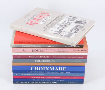 plusieurs livres empilés sur une surface blanche