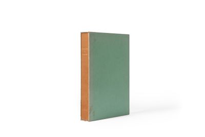 un livre vert posé sur une surface blanche