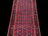 un tapis rouge et noir sur fond noir