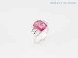 une bague en tourmaline rose et diamant