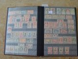 un livre avec des timbres, posé sur une table