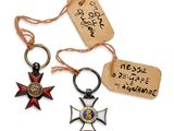 deux porte-clés ornés d'une croix et d'une médaille