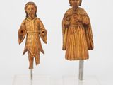 paire de figures en bois sculpté représentant un homme et une femme