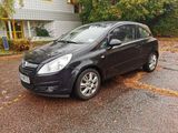 une petite voiture noire garée sur un parking