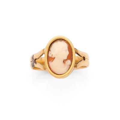 une bague en or ornée d'un camée représentant une femme de profil