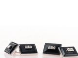 boutons de manchette en onyx noir sertis de diamants sur fond blanc