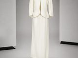une photo d'une robe et d'une veste blanches sur un mannequin