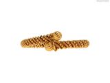 gros plan d'une bague en or sur fond blanc