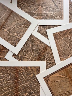 de nombreuses photos d'une carte posée sur une table