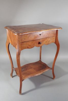 une vieille table en bois surmontée d'un tiroir