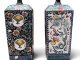 deux vases posés côte à côte sur une surface blanche