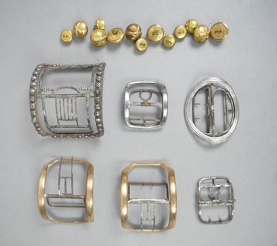 de nombreux types de ceintures et de boucles disposés sur une table
