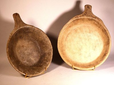 Deux plats à chapati en pierre, INDE.