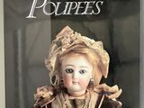 une photo d'un livre sur lequel figure une poupée