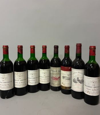 six bouteilles de vin alignées sur une table