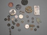 beaucoup de pièces de monnaie et d'autres objets métalliques posés sur une table