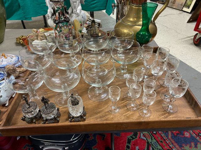11 verres à pied, 7 verres à Porto et 6 verres à liqueur en crist...