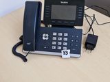 un téléphone posé sur une table